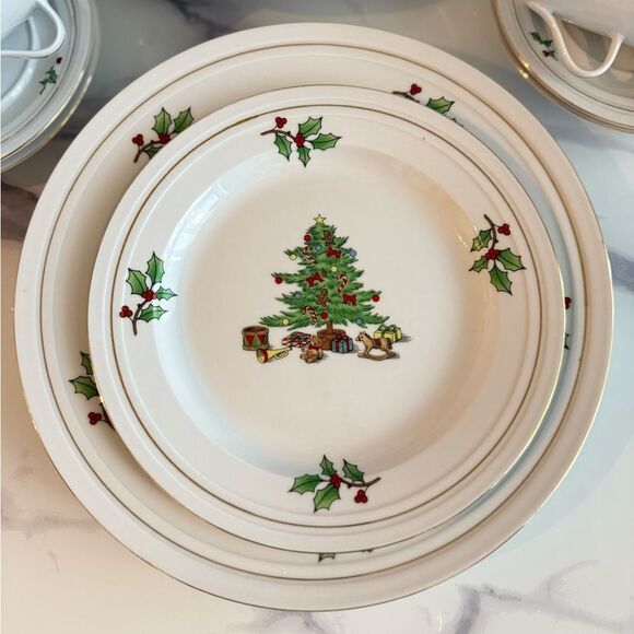 Tienshan Holiday Hostess Vintage Christmas Porcelain Set, 22K Gold Bands, 16 Pc - Picture 7 of 8